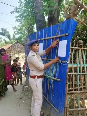 कटिहार जिला के महिला थाना कांड संख्या-07/25 धारा-76 BNS & 04 POSCO के.प्राथमिक अभियुक्त रोहित मालाकार पिता-भुवनेश्वर मालाकार  थाना- मनिहारी जिला-कटिहार के घर पर विधिवत इश्तेहार का तामिला चिपकाया गया I