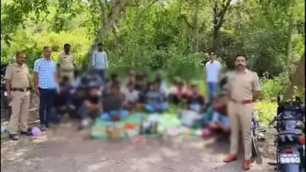 धुळे: नकाने तलाव परिसरात दारू पिऊन हुल्लडबाजी करणाऱ्या तरुणांना तालुका पोलिसांनी घेतले ताब्यात