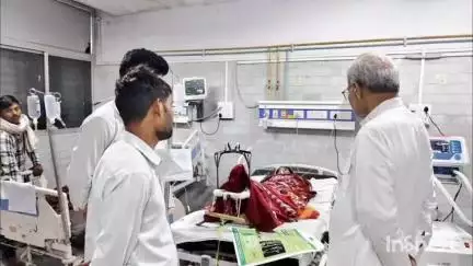त्योंथर: सोहागी पहाड़ एक्सीडेंट के घायलों से मिलने संजय गांधी अस्पताल पहुंचे रीवा सांसद
