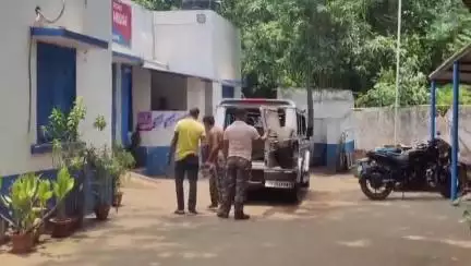 গড়বেতা ৩: মদ্যপ্প্য অবস্থায় এলাকায় অশান্তি ছড়ানোর অভিযোগে আটক করা হলো এক ব্যক্তিকে চন্দ্রকোনা রোডে