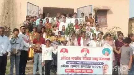 चौपारण: साहू भवन चौपारण में अखिल भारतीय तैलीक शाहू महासभा ने मैट्रिक व इंटर के विद्यार्थियों को किया सम्मानित