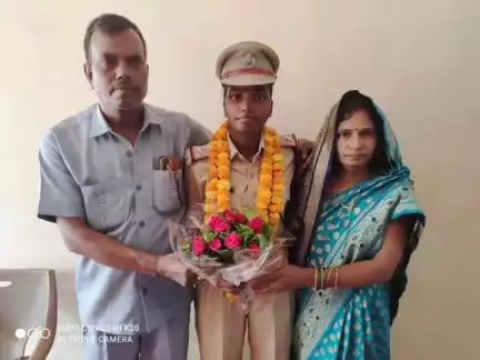 मऊ: सीआईएसएफ में उप निरीक्षक बनी नेहा गुप्ता का रतनपुरा में भव्य स्वागत