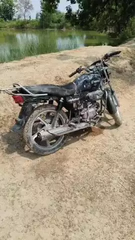 मऊ: मोलनापुर गांव में स्थित पोखरी में मिली लावारिस बाइक, पुलिस कर रही है मामले की जांच