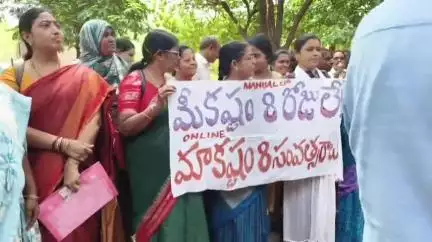 కర్నూలు: ఉపాధ్యాయ బదిలీలను మాన్యువల్ కౌన్సిలింగ్ నిర్వహించాలని: కర్నూలు లో ఉపాధ్యాయులు ఆందోళన