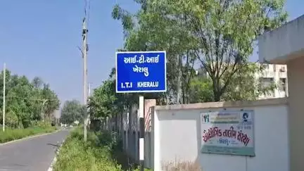 ખેરાલુ: શહેરમાં ITI રોડ ઉપર ઈકો ગાડીને સાઈડ આપવા જતાં ટેમ્પો પલટી ગયો, કોઈ જાનહાનિ નહિ