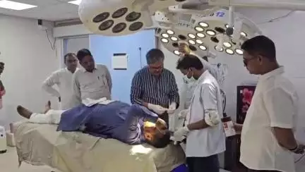 हज़ारीबाग: कटकमदाग में क्रिकेट टूर्नामेंट के दौरान बल्लेबाजी करते समय सांसद मनीष जायसवाल हुए घायल