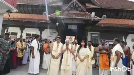 തിരുവനന്തപുരം: പത്മനാഭസ്വാമി ക്ഷേത്രത്തിലെ സ്തൂപിക പ്രതിഷ്ഠാ മഹാകുഭാംഭിഷേക ചടങ്ങുകളില്‍ ഗവര്‍ണർ പങ്കെടുത്തു