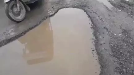 ওদালগুৰি: কলাইগাঁও-টাংনি পথৰ পুখুৰীসদৃশ গাঁতে জ্বলা-কলা খুৱাইছে ৫ সহস্ৰাধিক ৰাইজক, গুৰুত্ব নাই জনপ্ৰতিনিধিৰ #jansamasya