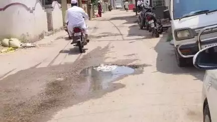 ગોધરા: રગડિયા પ્લોટ વિસ્તારમાં ભૂગર્ભ ગટર નું ગંદુ પાણી છેલ્લા ઘણા સમયથી મૂખ્ય રોડ પર નિકળતા સ્થાનિકો હેરાન પરેશાન#jansamasya