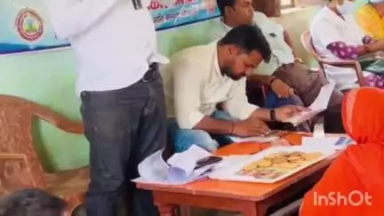 डुमरांव: सुरौंधा गांव में लगे जनता दरबार में सैकड़ों लोगों ने रखीं समस्याएं, बीडीओ और मुखिया ने की अध्यक्षता