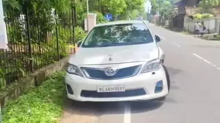 ചാവക്കാട്: ഗുരുവായൂർ മുതുവട്ടൂരിൽ കാറിനു പുറകിൽ മറ്റൊരു കാറിടിച്ച് അപകടം, ആളപായമില്ല