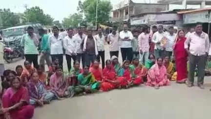 किनवट: माळरानावरील पाणी शिवणी येथील नागरिकांच्या घरात जात असल्याने नागरिक संतप्त, नागरिकांनी केले रस्ता रोको आंदोलन