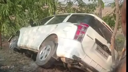 औरंगाबाद: मुफस्सिल थाना क्षेत्र के आनंदपुरा गांव के समीप तीखे मोड़ पर दो कारें पलटी, बाल-बाल बचे कार सवार