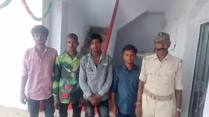 पुपरी: भिट्ठा मोर पर मध निषेध थाना पुपरी पुलिस ने नशापान कर रहे चार लोगों को किया गिरफ्तार