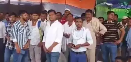 पटना ग्रामीण: पटना स्थित केंद्रीय मंत्री चिराग पासवान के आवास के बाहर धरने पर बैठे दफादार चौकीदार