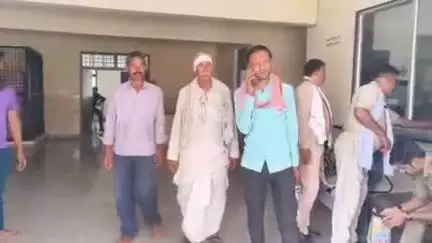 मोठ: मोठ के अखाड़ापुरा मोहल्ला में मंदिर निर्माण कार्य के दौरान पिता-पुत्र के बीच मारपीट, पिता गंभीर घायल, पुलिस से की गई शिकायत