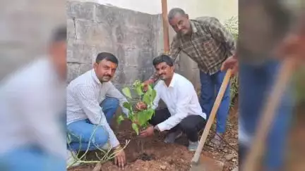 લખપત: એક પેડ માઁ કે નામદ્વારા દયાપર ખાતે વૃક્ષા રોપણ કરી ને પ્રકૃતિ ના જતન નોસંકલ્પ કરાયો