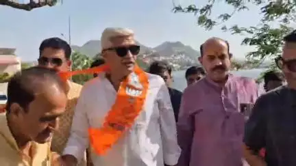 अजमेर: केंद्रीय मंत्री गजेंद्र सिंह शेखावत एक दिवसीय कार्यक्रम के तहत अजमेर पहुंचे, सर्किट हाउस में किया गया साफा पहनाकर स्वागत
