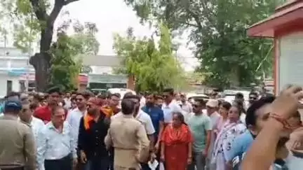 ऋषिकेश: सुभाष बनखंडी श्री रामलीला कमेटी विवाद मामले में थाने का घेराव, दूसरे पक्ष ने कहा- UCC कैंप के बहाने तोड़े गए ताले