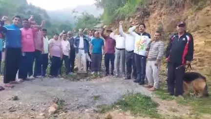 लोहाघाट: प्रेम नगर पाटन लोहाघाट के ग्रामीणों ने पेयजल योजना के कार्य में देरी होने पर जलसंस्थान के खिलाफ प्रदर्शन किया#jansamsya