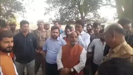 महसी: सिकन्दरपुर में बिना अनुमति के किसानों के खेत में बोर कर विस्फोटक पदार्थ डालने का आरोप, मौके पर पहुंचा प्रशासनिक अमला