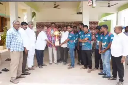 పులివెందుల: పులివెందులలో రాష్ట్ర జర్నలిస్ట్ టోర్నీ విజేత కడప టీం ను అభినందించిన MLC భూమిరెడ్డి రాంగోపాల్ రెడ్డి