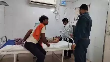 महोबा: भटेवर गांव के एक युवक ने अज्ञात कारणों से किया जहरीले पदार्थ का सेवन, जिला अस्पताल में उपचार जारी