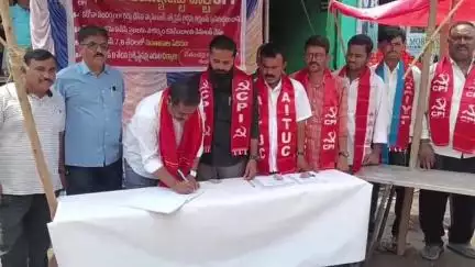 బేతంచెర్ల రైల్వే స్టేషన్లో అన్ని ఎక్స్ప్రెస్ రైలు నిలపాలని సిపిఐ  సంతకాల సేకరణ