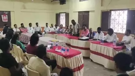 কালচিনি: ভাষা স্বীকৃতি ও সাদরি ভাষায় স্কুলের দাবিতে রবিবার কালচিনিতে বৈঠক করলেন বেশ কয়েকটি আদিবাসী সংগঠনের প্রতিনিধিরা