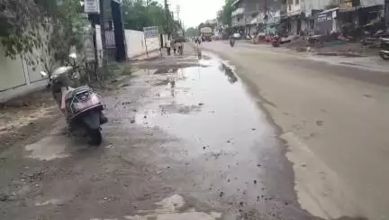 अंजड़: अंजड़ के बड़वानी रोड पर नाली न होने से सड़क पर जमा हो रहा पानी, शिकायतकर्ता ने कलेक्टर से संज्ञान लेने को कहा