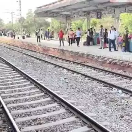 ऊंचाहार: ऊंचाहार रेलवे स्टेशन पर जिम्मेदारों की लापरवाही उजागर, ट्रैक के रास्ते ट्रेन में चढ़ते यात्रियों का वीडियो हुआ वायरल