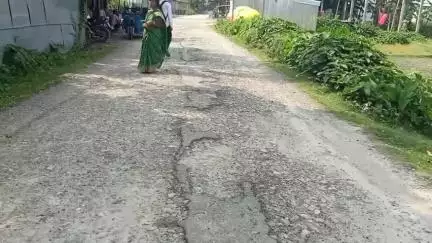 শীতলকুচি: গোসাইরহাট হাই স্কুল থেকে বালাপাড়ার চৌপতি পর্যন্ত দেড় কিলোমিটার বেহাল রাস্তা সংস্কারের দাবি এলাকাবাসী #jansamasya