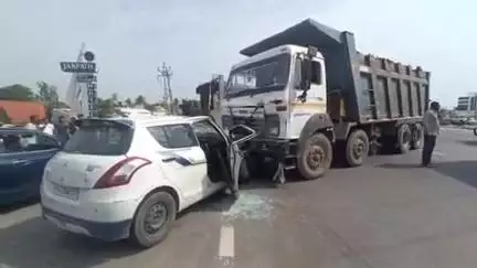 ઉમરપાડા: નેશનલ હાઇવે 48 પર કોસંબા નજીક કાર અને ડમ્પર વચ્ચે અકસ્માત સર્જાયો.