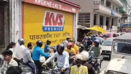 अल्मोड़ा: अल्मोड़ा मालरोड में रुक-रुककर लग रहे जाम ने यात्रियों की बढ़ाई परेशानियां, पांच दर्जन से अधिक वाहन जाम में फंसे रहे