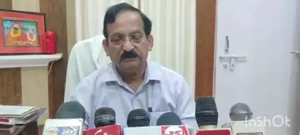 बलिया: दुबहड़ पुलिस ने जनेश्वर मिश्रा सेतु के पास से 10 लीटर अवैध अंग्रेजी शराब के साथ एक युवक को गिरफ्तार किया