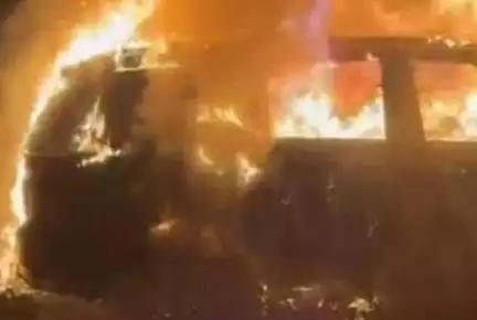राजस्थान के भरतपुर में बेकाबू होकर इमारत से टकराने के बाद कार में लगी आग, डॉक्टर की ज़िंदा जलकर हुई मौत Source: @weir_news