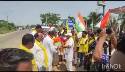 ରେଙ୍ଗାଲି: ରେଙ୍ଗାଲି ନିର୍ବାଚନ ମଣ୍ଡଳି ଅନ୍ତର୍ଗତ ଚାଉଁରପୁର ପେଟ୍ରୋଲ ପମ୍ପ ନିକଟରେ ରେଜାଙ୍ଗଲା ରୁ ଆସିଥିବା ସହିଦ ମାଟିକୁ କରାଗଲା ସ୍ୱାଗତ