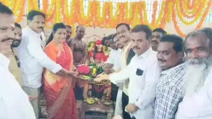 నగరి: పుత్తూరు మున్సిపాలిటలో శ్రీశ్రీశ్రీ అంగాల పరమేశ్వరి అమ్మవారి తిరునాల్ మహోత్సవంలో పాల్గొన్న మాజీ మంత్రి  రోజా