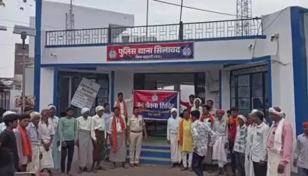 बड़वानी: सिलावद के हाट-बाजार में पुलिस टीम ने अनुसूचित जाति एवं जनजाति वर्ग के लोगों को दी कानूनी जानकारी