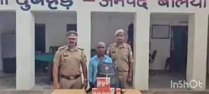 बलिया: श्रीरामपुर घाट से जनेश्वर मिश्र सेतु की तरफ जाने वाले कच्चे रास्ते पर एक आरोपी को भारी मात्रा में शराब के साथ गिरफ्तार किया गया