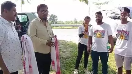 শদিয়া: তালাপত আদিবাসী জানি শক্তি সংগতি কেন্দ্ৰীয় সমিতিৰ চাইকেলেৰে  যাত্ৰা কৰা  "সপোন যাত্ৰা"ৰ দলটোক সম্বৰ্ধনা