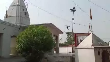 धनौरा: गांव कुंमराला स्थित प्राचीन शिव मंदिर पर भक्तों की भीड़ का तांता, सुबह-शाम होता है भजन-कीर्तन, जानें क्या है इसकी वजह