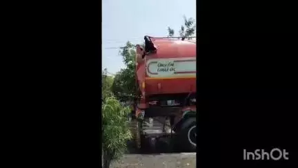 पीथमपुर: महू-नीमच राजमार्ग पर टैंकर और डंपर की टक्कर, सड़क पर कच्चा तेल फैला, यातायात प्रभावित