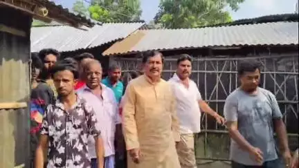 ইসলামপুর: নিখোঁজ কিশোরের সঙ্গে দেখা করলেন বিধায়ক; অনুমান করা হচ্ছে নিখোঁজ নাবালককে দুষ্কৃতীরা খুন করেছে, অভিযোগ চোপড়ার বিধায়কের
