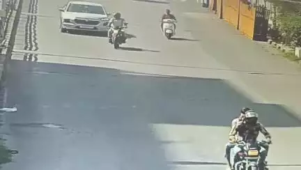 बड़गांव: कोर्ट चौराहे पर तेज रफ्तार कार की टक्कर से ASI सड़क पर गिरा, पीछे आ रही बस ने समय रहते लगाए ब्रेक