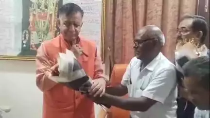 हमीरपुर: विधानसभा अध्यक्ष ने समरगाथा व सूरमाओं की धरती का विमोचन कर सुमेरपुर निवासी लेखक को सम्मानित किया