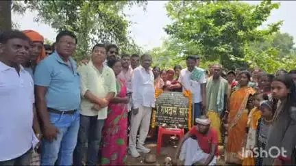 घाटशिला: बैतालपुर गांव में मंत्री रामदास सोरेन ने दो योजनाओं का शिलान्यास व दो का उद्घाटन किया