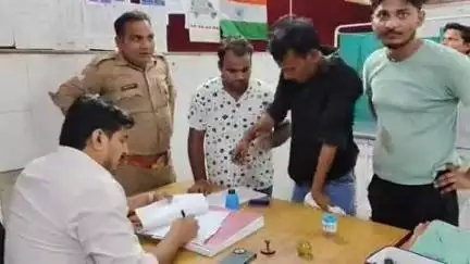 इटावा: गाड़ीपुरा मोहल्ले में उधारी के ₹50000 मांगने पर युवक को ईंट मारकर किया घायल, पुलिस ने कराया मेडिकल