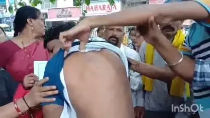 रायपुर: रायपुर में जेल में तोड़े गए पति के पैर, FIR न होने पर पत्नी पति को ठेले पर लेकर निकली न्याय की तलाश में