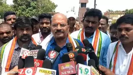 రామగుండం: మంత్రివర్గంలో ఎమ్మెల్యే వివేక్‌కు చోటు దక్కడంతో చౌరస్తాలో సంబరాలు చేసుకున్న వివేక్ అనుచరులు, కాంగ్రెస్ శ్రేణులు